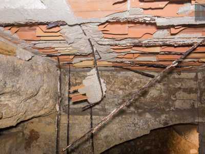 ma qui � la tenuta del soffitto a preoccupare: le travette in acciaio sono arrugginite...